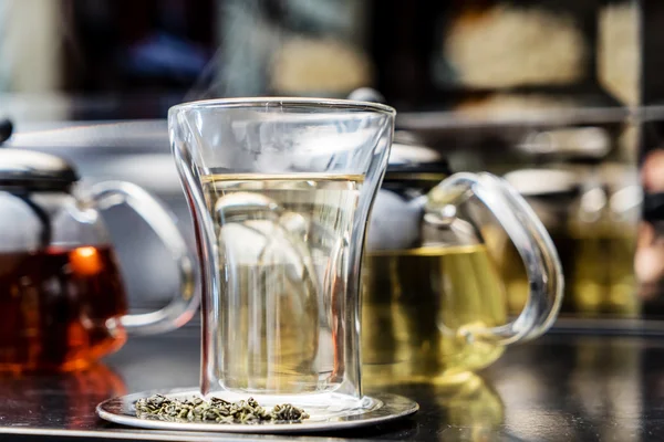 Cam bardak ve çaydanlıklar — Stok fotoğraf