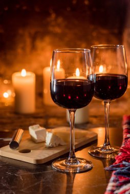 bardak şarap mumlar karşı