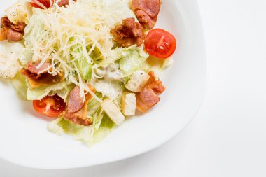 beyaz üzerine Sezar salatası