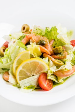 Beyaz karidesli salata