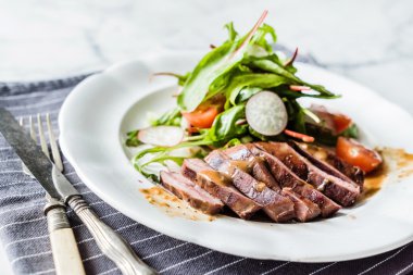 lezzetli biftek salatası ile