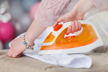 Ütü Ütüleyen Kadın