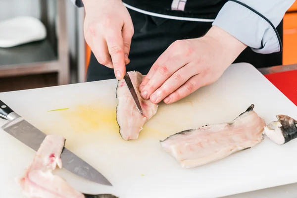 Chef corte pescado —  Fotos de Stock