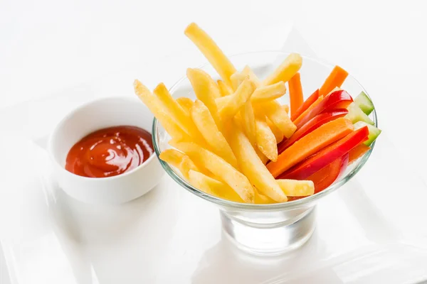 Frietjes met groenten en ketchup — Stockfoto