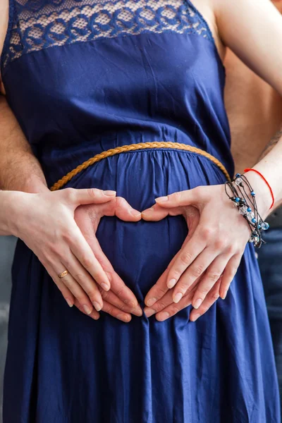 Mulher grávida e seu marido — Fotografia de Stock