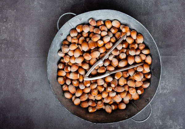 Lískové ořechy s Louskáček v misce — Stock fotografie