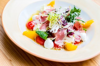 ördek, domates ve Roka Salatası