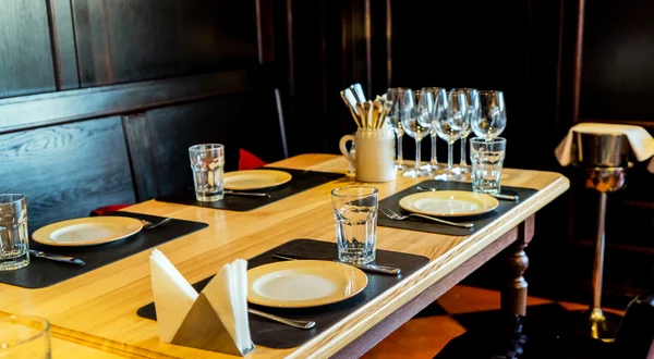 Tablas preparadas para la comida — Foto de Stock