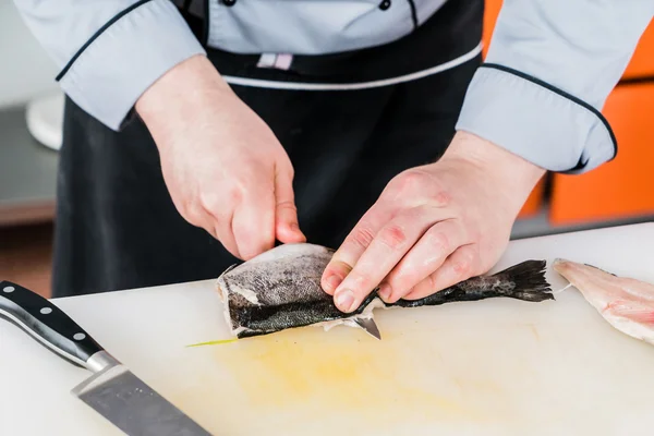 Chef corte de peixe — Fotografia de Stock