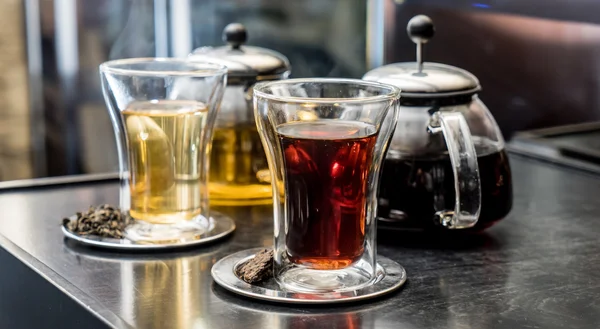 Çay seti ile gözlük ve çaydanlıklar — Stok fotoğraf