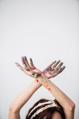 Eller ressam içinde renkli boyalar