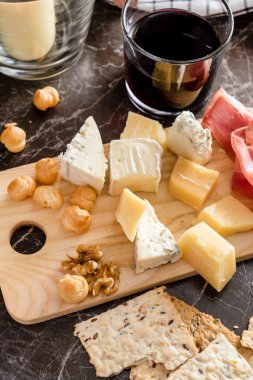 Şarap için peynir aperatifi