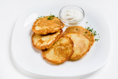 Ekşi kremalı patates gözlemesi.