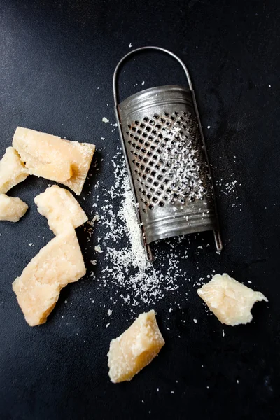 Пармезанський сир з теркою — стокове фото