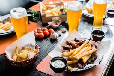 meze ve bira gözlük