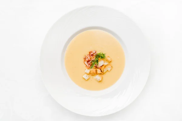 Сливочный суп с гренками — стоковое фото