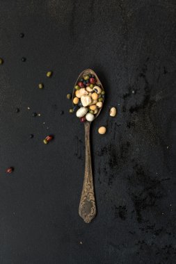 kaşık farklı fasulye