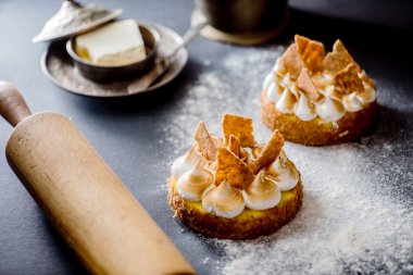 bir tablo üzerinde limon tart