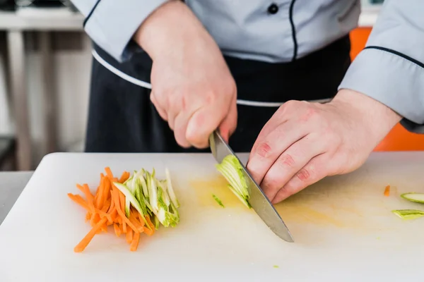 Chef-kok groente snijden — Stockfoto