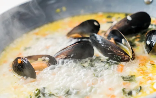 Risoto de cozinha com mexilhões — Fotografia de Stock