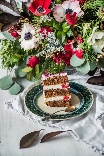 Wedding cake and flowers — Stock Photo, Image