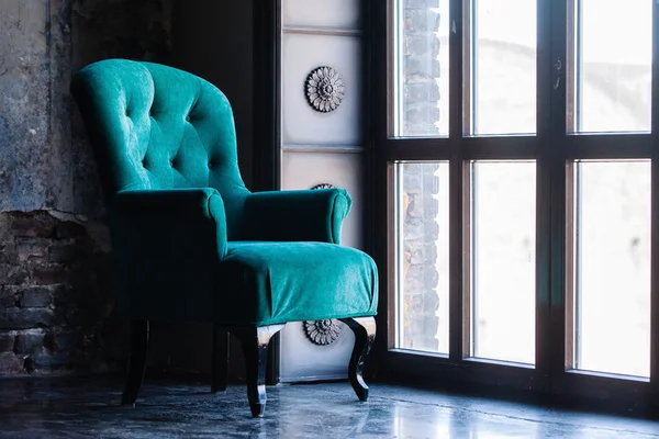 Синий винтажный стул — стоковое фото