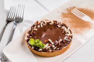 chocotale tart plaka üzerinde
