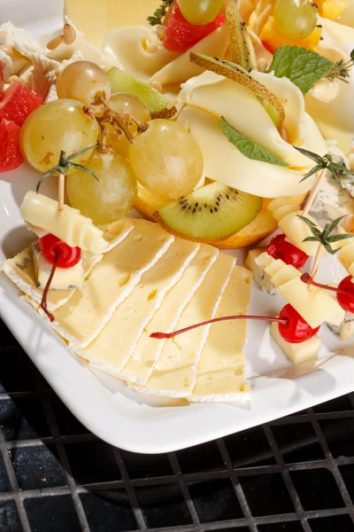 Piatto di formaggio su piatto — Foto Stock
