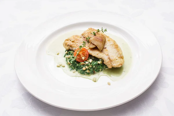 Fisch mit Sauce auf Teller — Stockfoto