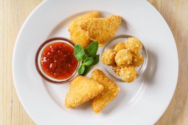 Kızarmış Mozzarella plaka üzerinde