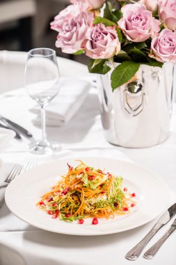 Tabakta sebze salatası