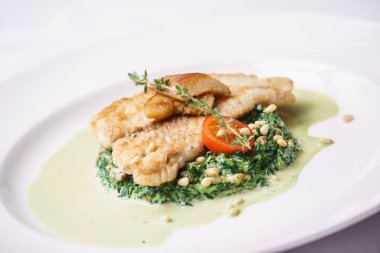 plaka üzerinde soslu balık