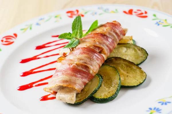 Rolo de frango embrulhado em tiras de bacon — Fotografia de Stock