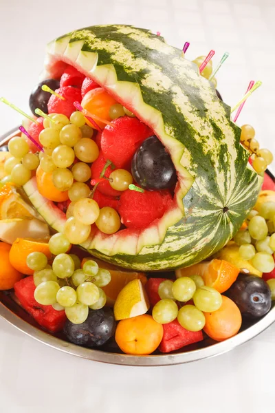Ensalada de frutas en sandía en plato — Foto de Stock