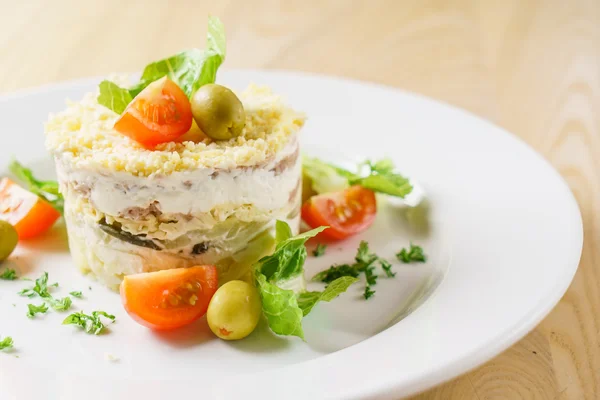 Salada em camadas no prato — Fotografia de Stock