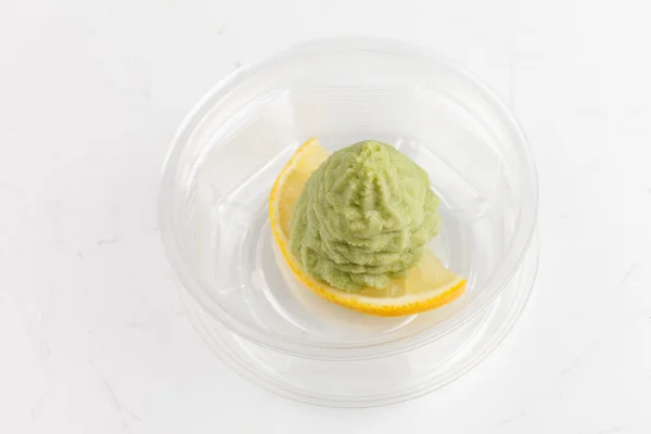 Wasabi sur tranche de citron — Photo