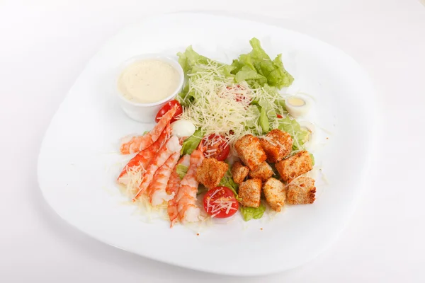 Salada com camarões na placa — Fotografia de Stock