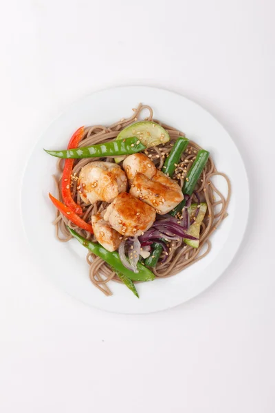 Chicken with noodles and vegetables — Stock Photo, Image