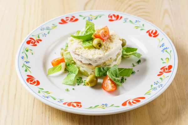 Слоистый салат на тарелке — стоковое фото
