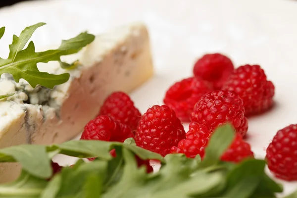 Sabroso queso y frambuesas — Foto de Stock