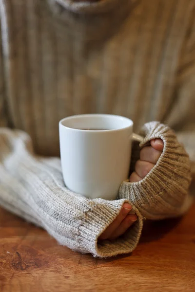 Mujer sosteniendo taza con té —  Fotos de Stock