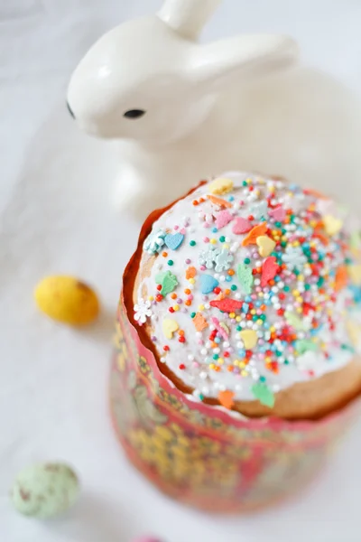 Easter cake and rabbit statue — Stock Photo, Image