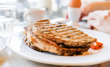 plaka üzerinde kafede Kahvaltı
