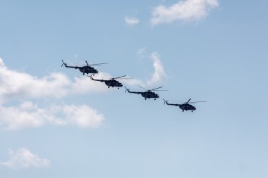 Helikopter mavi gökyüzü karşı   