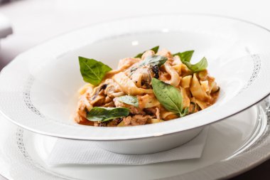 Deniz ürünleri makarna plaka üzerinde