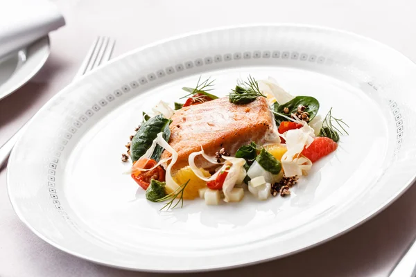 Вкусный лосось с овощами — стоковое фото