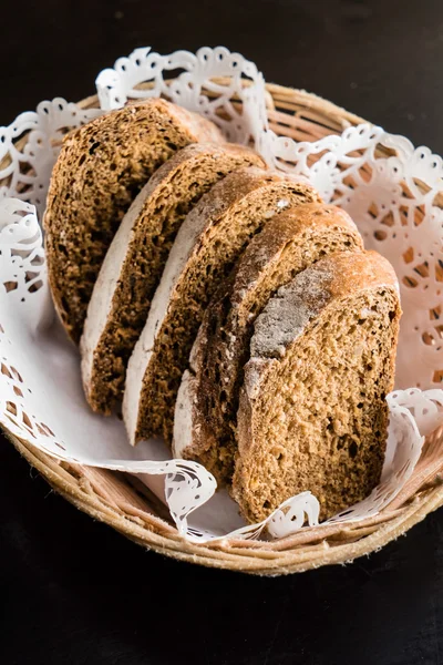 Välsmakande bröd i korg — Stockfoto