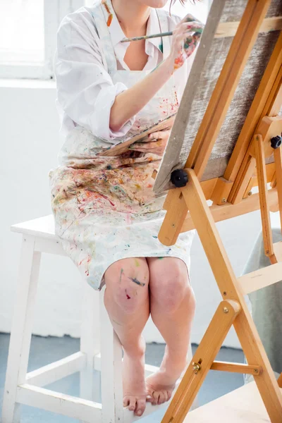 Pittore donna nel suo studio — Foto Stock