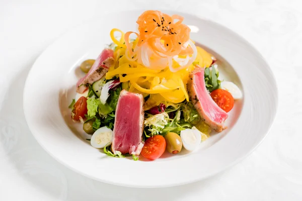 Ízletes saláta tonhallal — Stock Fotó