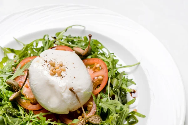 Salade met gepocheerde ei — Stockfoto